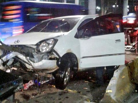 Mobil Tabrak Separator Busway di Depan Gedung DPR