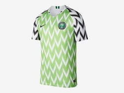 Jersey Nigeria menjadi yang paling mencolok sejauh ini. Jersey itu berwarna kombinasi hijau muda-putih-hitam dan punya desain yang mengacu corak tradisional kain di Nigeria. (Foto: Internet)