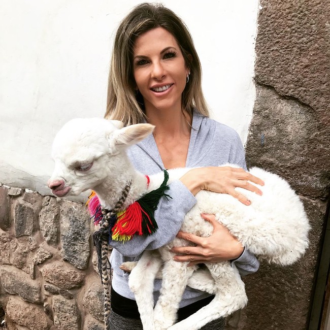 Wanita ini pun punya keseharian yang cukup sibuk. Ia bekerja dengan klien hingga tengah hari lalu menyempatkan diri untuk menjemput anak-anak. Setelahnya, ia memastikan si kecil mengerjakan PR sambil memasak makan malam dan menyiapkan makan siang untuk hari berikutnya. Foto: Instagram Tenille Duncan