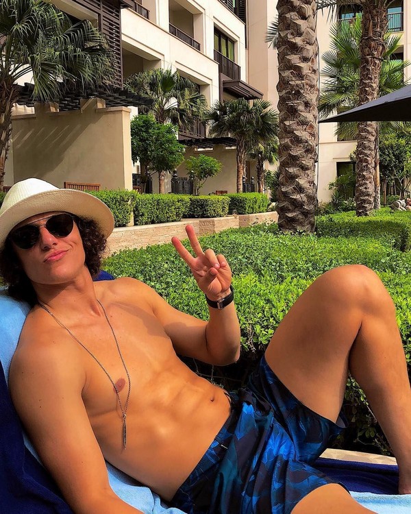 Di Dubai, pria berambut kriwil ini asyik berjemur menikmati hangatnya sinar mentari. (Instagram/David Luiz) Di Dubai, pria berambut kriwil ini asyik berjemur menikmati hangatnya sinar mentari. (Instagram/David Luiz)