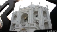 Masjid Ramlie Musofa merupakan tempat ibadah yang terletak di Sunter, Jakarta Utara. Kalau dilihat-lihat, bentuknya mirip Taj Mahal di India lho (Rifkianto/detikcom)