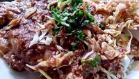 @nessikusuma bikin tahu telur ditambah gimbal atau bakwan udang. Diberi taburan irisan kol dan tauge dengan siraman saus kacang yang pedas manis. Foto: Instagram @nessikusuma