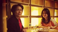 Selain makan bersama sang suami, mantan presenter berita itu juga terlihat makan bersama sang bunda. Date night with mom, tulisnya. Foto: Instagram gracenat