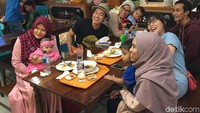 Bawa satu keluarga besar untuk berbuka puasa bersama. Pengunjung ini dapatkan uang tunai, setelah berhasil menjawab pertanyaan tentang detikcom dari Melky. Duh, ekspresinya bahagia semua, ya? Foto: dok. detikFood