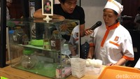Tidak hanya pengunjung saja. Detikcom juga bagikan uang tunai, untuk pegawai Eat & Eat yang tengah bertugas. Untuk itu, pantau terus detikFood dan Instagram @detikFood. Siapa tau besok, Anda yang akan ‘DiTraktir Detikcom’ Foto: dok. detikFood