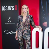 Cate Blanchett menghadirkan apa yang disebut power suit. Setelan blazer dan celana dibalut sequin berwarna-warni, menyelipkan sisi feminin di antara garis maskulin. Busananya ini datang dari label Missoni. Foto: Ist.