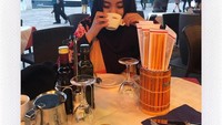 Ketika berlibur ke Eropa bersama keluarga besar, Salma terlihat asyik menikmati secangkir latte hangat dengan pemandangan kota yang indah. Foto: Instagram @salmafinasunan