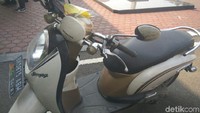 Foto: Sepeda motor Honda Scoopy yang digunakan pelaku membawa kardus berisi jasad Rika. (Erlangga Resi-detikcom)