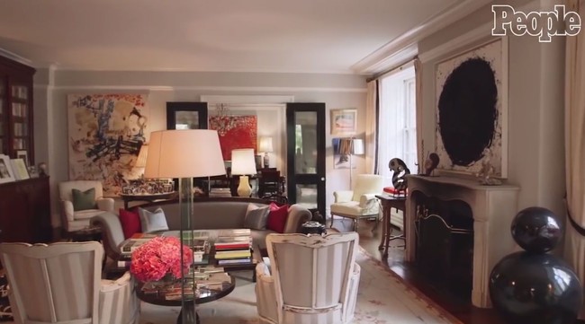 Nuansa eklektik sangat terasa pada desain ruang tamu di apartemen Kate Spade. Perpaduan elemen modern dan klasik ditata dengan apik tanpa kesan bertabrakan. Foto: Dok. People