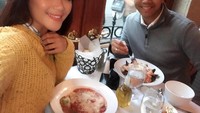 Terpisah dari keluarga besar, Sheza dan suaminya, Surya tetap merayakan ulang tahun. Kali ini mereka sedang makan malam bersama. Foto: Instagram shezaidris