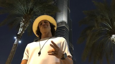Foto: Gaya Liburan Si Kriwil David Luiz di Dubai
