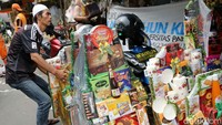 Menjelang perayaan Idulfitri 1439 H, pedagang parsel musiman mulai marak menjajakan dagangannya.