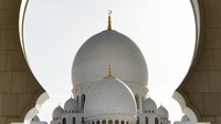 Masjid Sheikh Zayed dibangun pada tahun 1996. Sebagai pendorong modernisasi di UEA, Sheikh Zayed bin Sultan Al Nahyan memberikan sentuhan yang berbeda di masjid ini. (hendandhoney/Instagram)