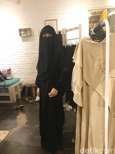 Desainer Diana Nurliana membuat brand baru khusus untuk muslimah berniqab. Foto: Silmia Putri/Wolipop Desainer Diana Nurliana membuat brand baru khusus untuk muslimah berniqab. Foto: Silmia Putri/Wolipop