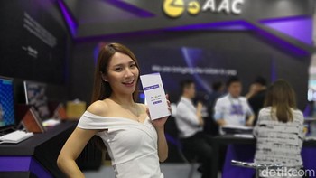 Kehadiran booth babes menambah warna Computex 2018. (Foto: detIkINET/Muhamad Reza Sulaiman)