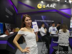 SPG Cantik Segarkan Pameran Teknologi Terbesar Asia