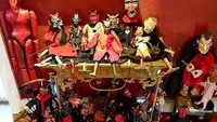 Koleksi ini hadir dalam berbagai barang, seperti patung, perhiasan, buku, lampu, kotak korek api, vas, buku, dan seni yang berkaitan dengan setan dan teman-temannya. (DEVIL-ish Little Things Museum/Instagram)