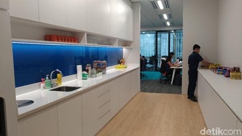 Kalau ini pantry untuk karyawan kalau ingin membuat kopi atau teh. Foto: Moch Prima Fauzi/detikINET