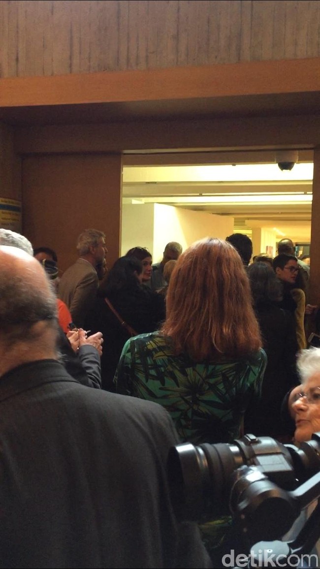 Selepas peragaan, para tamu diajak ke area pameran yang berada di ruangan yang berbeda. Tampak para tamu begitu antusias memasuki area pameran sampai-sampai antrean memanjang. Foto: Daniel Ngantung/Wolipop