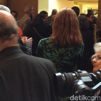 Selepas peragaan, para tamu diajak ke area pameran yang berada di ruangan yang berbeda. Tampak para tamu begitu antusias memasuki area pameran sampai-sampai antrean memanjang. Foto: Daniel Ngantung/Wolipop