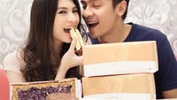Pasangan yang menikah pada 2014 lalu ini memang termasuk yang senang memamerkan kebersamaannya. Termasuk saat ngemil kue bersama. Foto: instagram @adinugroho_st