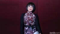 Ia tampak mengenakan dress bermotif dengan luaran cardigan. Foto: Ismail/detikHOT