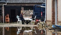 Badai ganas menerjang sejumlah kawasan di Prancis. Dua orang lansia dilaporkan meninggal dampak badai ini. (Foto: Dok. JEAN-FRANCOIS MONIER / AFP)