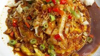 Tahu telur bikinan @linasutiono ini cantik ya? Bumbunya kacang dan diberi taburan irisan cabe merah plue kerupuk kanji. Nyam!Foto: Instagram @linasutiono
