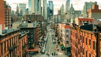Potret matahari mulai terbenam di sudut kota di New York, Amerika Serikat. Marco Punti/Getty Images.