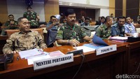 Rapat juga dihadiri KSAD Jenderal Mulyono, KSAU Marsekal Yuyu Sutisna, dan KSAL Laksamana Siwi Sukma Adji.