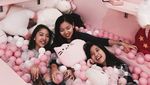 Serunya Mandi Bola dan Cicip Dessert Cantik di Kafe Unicorn Ini