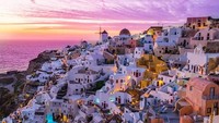 Pulau Santorini memang sudah terkenal dengan desa putih dan pemandangan yang indah. Saat senja pemandangannya semakin indah. Amriphoto/Getty Images.