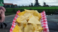 Saat berlibur ke kota Volendam di Belanda, Salma sempat berkunjung ke pabrik keju di sana. Ia juga mencoba keripik renyah dengan lelehan keju gurih. Foto: Instagram @salmafinasunan
