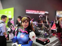 SPG Cantik Segarkan Pameran Teknologi Terbesar Asia