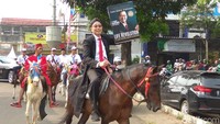 Sebelum membuat hujan uang ini, Tung Desem menggelar doa bersama di Kawasan Monumen Pancasila Sakti, Lubang Buaya, Jakarta. Dari sana, dia menunggangi kuda menuju SMP Angkasa di Halim Perdana Kusumah.