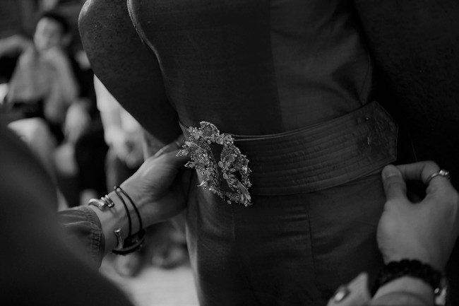 Aksesori dipasangkan pada rancangan desainer. Kali ini, perhiasan bergaya etnik dari Epa Jewel menjadi andalan. Foto: Instagram Rio Motret