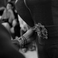 Aksesori dipasangkan pada rancangan desainer. Kali ini, perhiasan bergaya etnik dari Epa Jewel menjadi andalan. Foto: Instagram Rio Motret