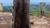 Foto: Papan tingi Barus. Ada pahatan syair Persia di papan ini, mirip dengan yang ditemukan di Azerbaijan (Dokumentasi Bastian Zulyeno)