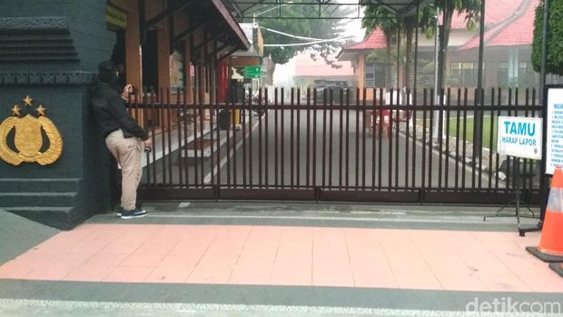 Pagar Mapolresta Blitar juga tertutup untuk wartawan. (Foto: Erliana Riady)