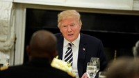 Namun, bagi beberapa orang lainnya memandang acara yang diselenggarakan Trump ini merupakan salah satu upaya Presiden Amerika Serikat tersebut untuk memulihkan tradisi Iftar yang sebelumnya selalu dilaksanakan tiap tahun, layaknya perayaan seperti Easter Egg Roll, dan Christmas Open House. Joshua Roberts/Reuters.