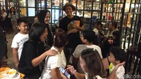 Lihat nih, ekspresi penuh tawa dan terkejut dari pengunjung yang tengah berusaha memperebutkan voucher belanja dari detikcom. Bahagia sekali, ya? Foto: dok. detikFood