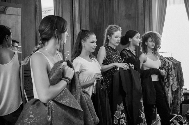 Para model saat menjalani proses fitting. Sebanyak 24 model multiras terlibat dalam acara yang didukung Bakti Budaya Djarum Foundation ini. Foto: Instagram Rio Motret