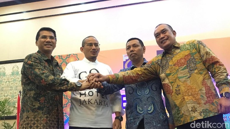 Wagub DKI Sandiaga Uno berbaju putih (Indra/detikcom) Wagub DKI Sandiaga Uno berbaju putih (Indra/detikcom)