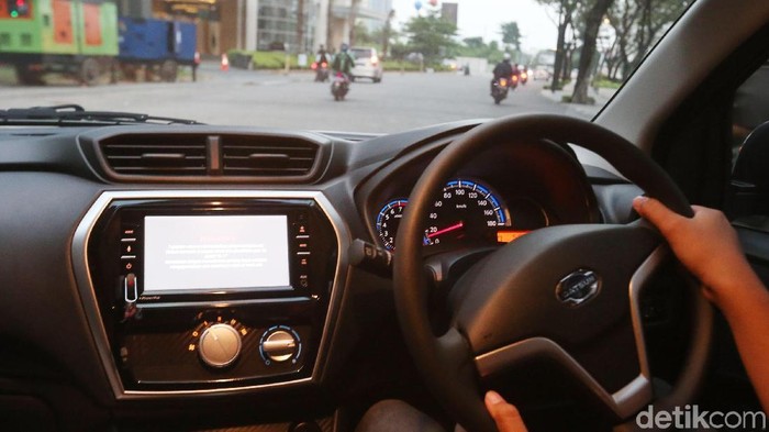 Model berpose dengan Mobil datsun GO+ dan datsun; GO saat diperkenalkan dan test drive oleh wartawan di Jakarta (6/6 2018) Kedua mobil ini menambah persaingan dunia otomotif nasional mobil jenis LCGC. Datsun menambah fitur dan interior kursi; head unit; HU SDH touch Screen; exterior velg baru. Datsun Go di banderol harga Rp. 142.190.000 dan Datsun Go Plus Rp. 133.990.000.