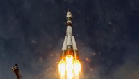 Soyuz MS-09 meluncur dari Baikonur cosmodrome milik Rusia, yang terletak di Kazakhstan, Rabu (6/6/2018). Roket itu diluncurkan pukul 07.12 waktu setempat. (Shamil Zhumatov/Reuters)