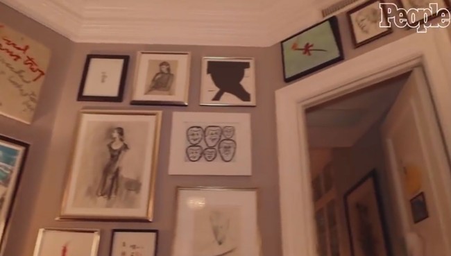 Interior apartemen Kate Spade cukup kental unsur seni. Dinding-dindingnya dihiasi sketsa dan lukisan, termasuk karya anak semata wayang mereka, Frances Beatrix Spade. Foto: Dok. People
