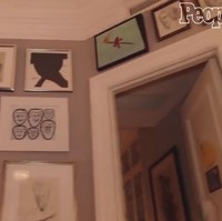 Interior apartemen Kate Spade cukup kental unsur seni. Dinding-dindingnya dihiasi sketsa dan lukisan, termasuk karya anak semata wayang mereka, Frances Beatrix Spade. Foto: Dok. People