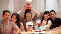Adi dan Donita juga tetap tampil kompak meski tengah hangout bersama teman-temannya. Berlokasi di satu kafe kekinian, keduanya berpose bak anak muda yang masih pacaran. Foto: instagram @adinugroho_st