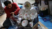 Parsel-parsel ini dibandrol Rp100.000 - Rp 2,5 juta tergantung isi dan ukurannya.