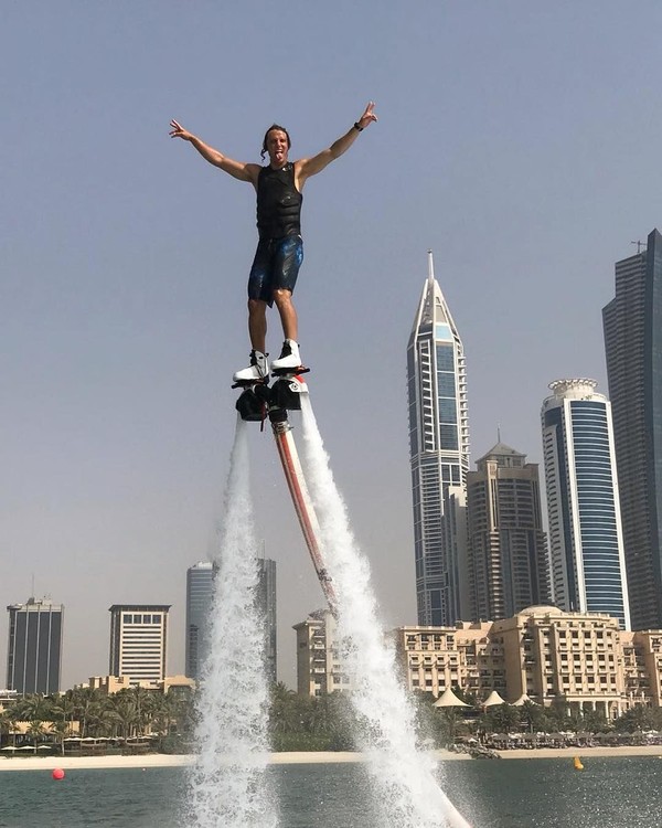 Selain berjemur, David Luiz juga terlihat asyik main Fly Board. Sepertinya seru ya! (Instagram/David Luiz) Selain berjemur, David Luiz juga terlihat asyik main Fly Board. Sepertinya seru ya! (Instagram/David Luiz)
